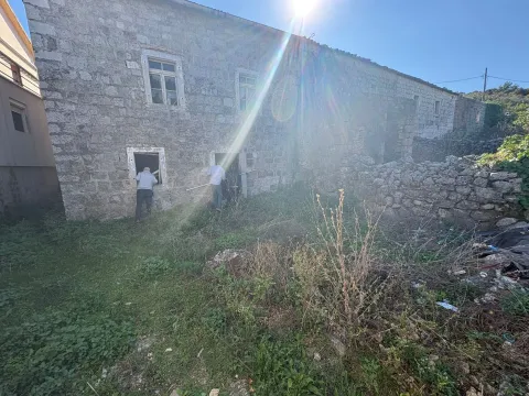 Eksterijer stare kamene kuće sa dvorištem. - image 10
