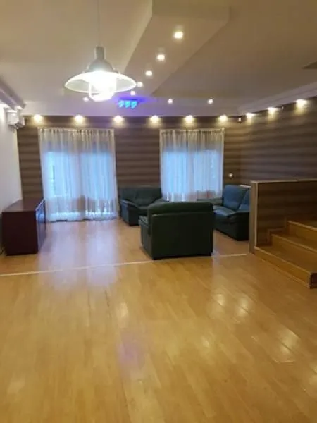 Izdavanje, kuća, 310m², Savski Venac, Beograd