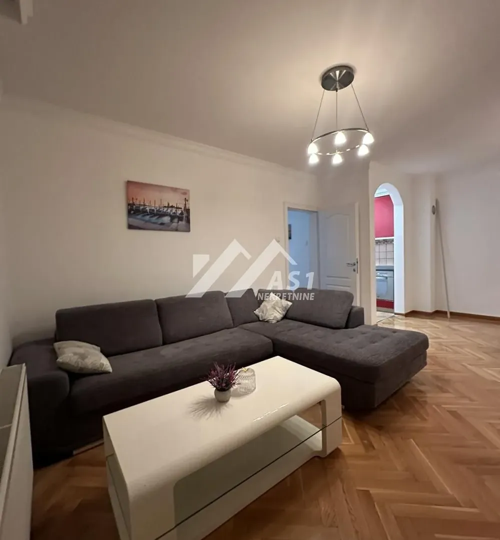 Izdavanje, trosoban stan, 80m², Centar, Novi Sad