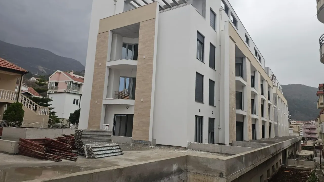 Prodaja, dvosoban stan, 64m², Podmaine, Budva