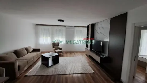Prostrani dnevni boravak sa garniturom za sedenje i TV komodom. - image 19