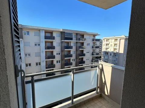 Izdavanje, dvosoban stan, 64m², City Kvart, Podgorica - image 13