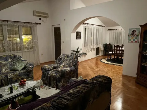 Dnevna soba sa garniturom za sjedenje i trpezarijom u pozadini. - image 13