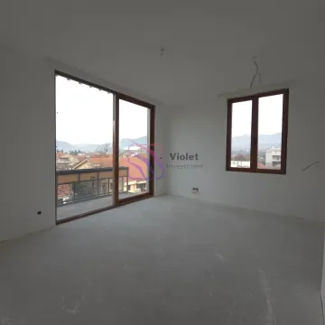 Neopremljena prostorija u izgradnji sa velikim prozorima i izlazom na terasu. - image 8
