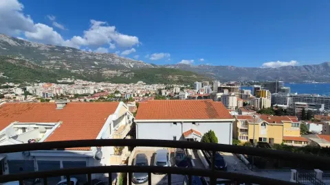 Pogled sa terase na grad, more i planine. - image 3