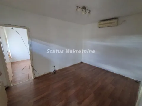Prazna soba sa laminatom i klima uređajem. - image 3
