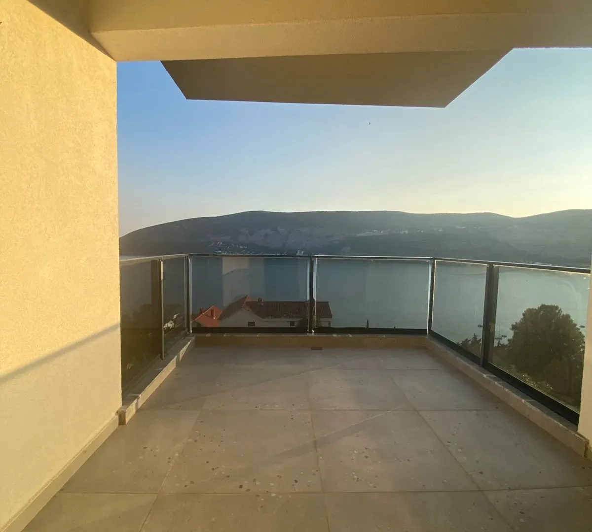 Izdavanje, trosoban stan, 130m², Herceg Novi, Crna Gora
