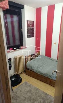 Small bedroom with a bed and a window. - image 6