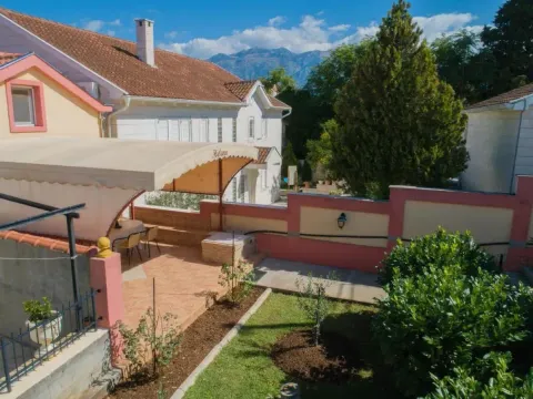 Pogled na dvorište sa terasom i natkrivenim dijelom u sklopu kuće. - image 7