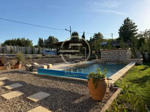 Dvorište sa bazenom i uređenim prostorom za odmor. - image 73