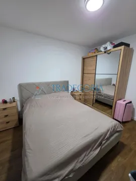 Spavaća soba sa bračnim krevetom, velikim garderoberom sa ogledalom i noćnim stočićima. - image 10