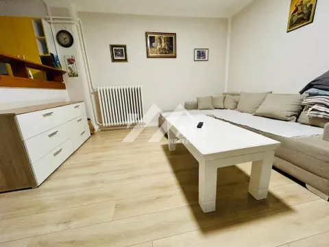 Dnevna soba sa garniturom, stočićem i komodom. - image 4