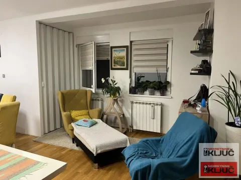 Dnevni boravak sa foteljom, kaučem i prozorima. - image 2