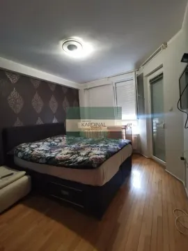 Spavaća soba sa bračnim krevetom i parketom na podu. - image 13