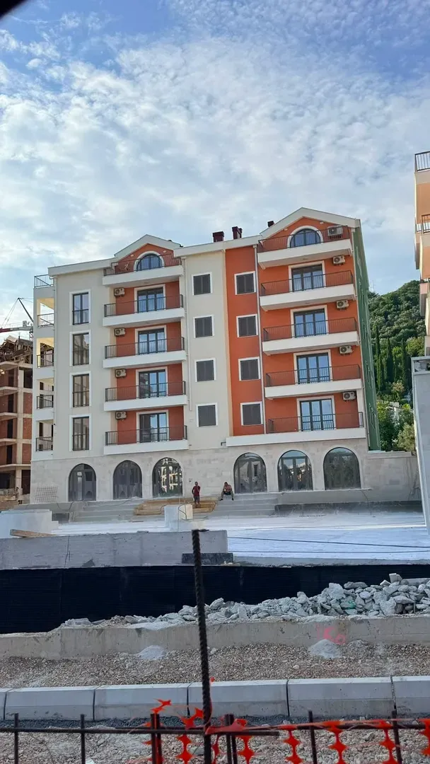 Pogled na spoljašnjost moderne stambene zgrade sa terasama.