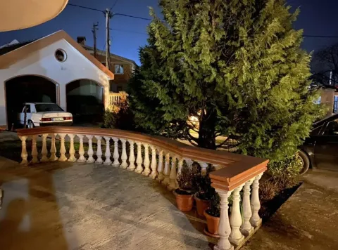 Dvorište kuće sa balustradom. - image 4