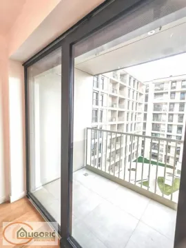 Manji popločani balkon sa ogradom i pogledom na unutrašnje dvorište zgrade. - image 17