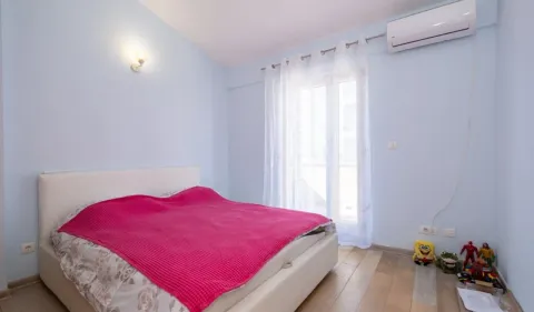 Spavaća soba sa bračnim krevetom i klima uređajem. - image 7