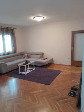 Svijetla dnevna soba sa ugaonom garniturom i parketom. - image 9