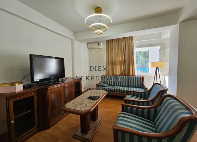 Izdavanje, trosoban stan, 110m², Centar, Bar