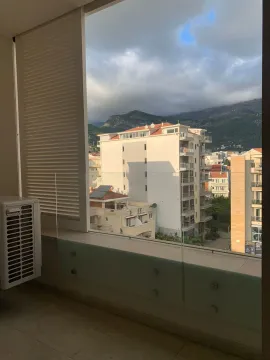 Pogled sa terase na grad i okolne planine. - image 20