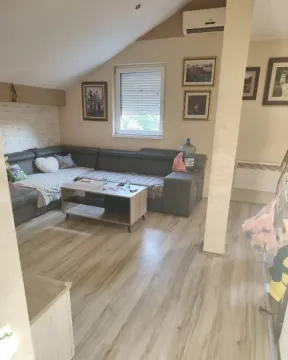 Potkrovni dnevni boravak sa ugaonom garniturom i laminatom. - image 3