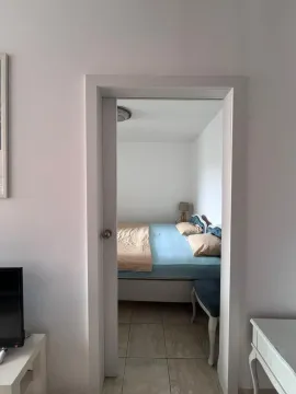 Pogled kroz vrata na urednu spavaću sobu sa bračnim krevetom. - image 5