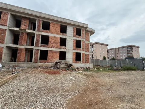 Spoljašnjost zgrade u izgradnji sa nedovršenom fasadom i okolnim dvorištem. - image 3