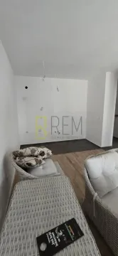 Dnevni boravak sa pletenim namještajem i svijetlim zidovima. - image 3