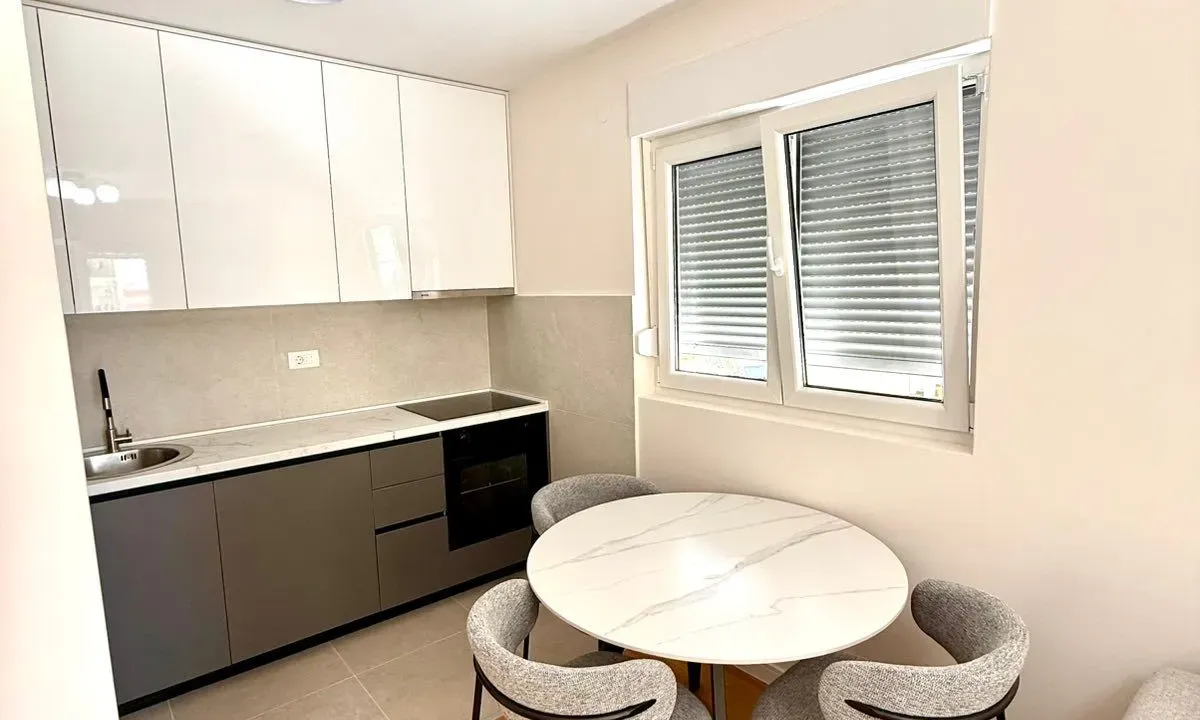 Izdavanje, jednosoban stan, 42m², Pobrežje, Podgorica