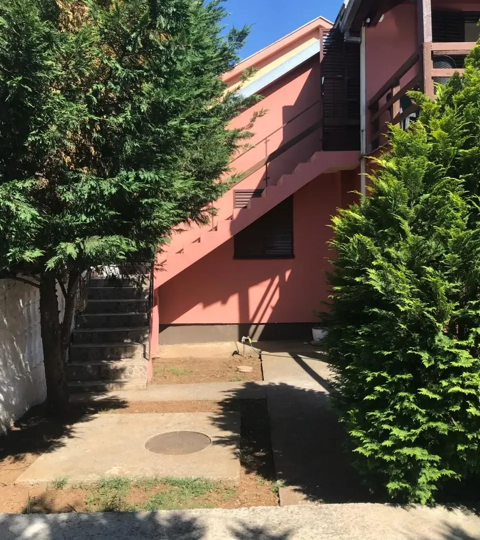 Izdavanje, kuća, 40m², Tološi, Podgorica