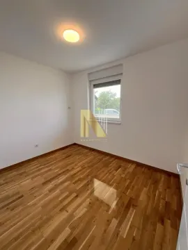 Prazna soba sa parketom i prozorom. - image 10