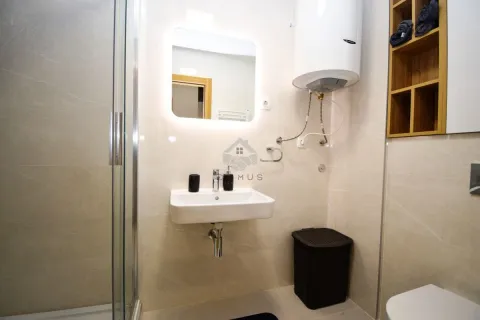 Moderne kupatilo sa tuš kabinom, umivaonikom i bojlerom. - image 9
