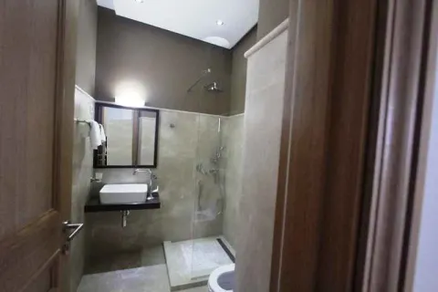 Moderno kupatilo sa tuš kabinom i lavaboom. - image 19