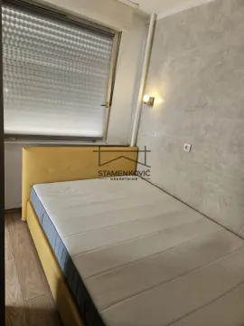 Manja spavaća soba sa krevetom i prozorom. - image 7
