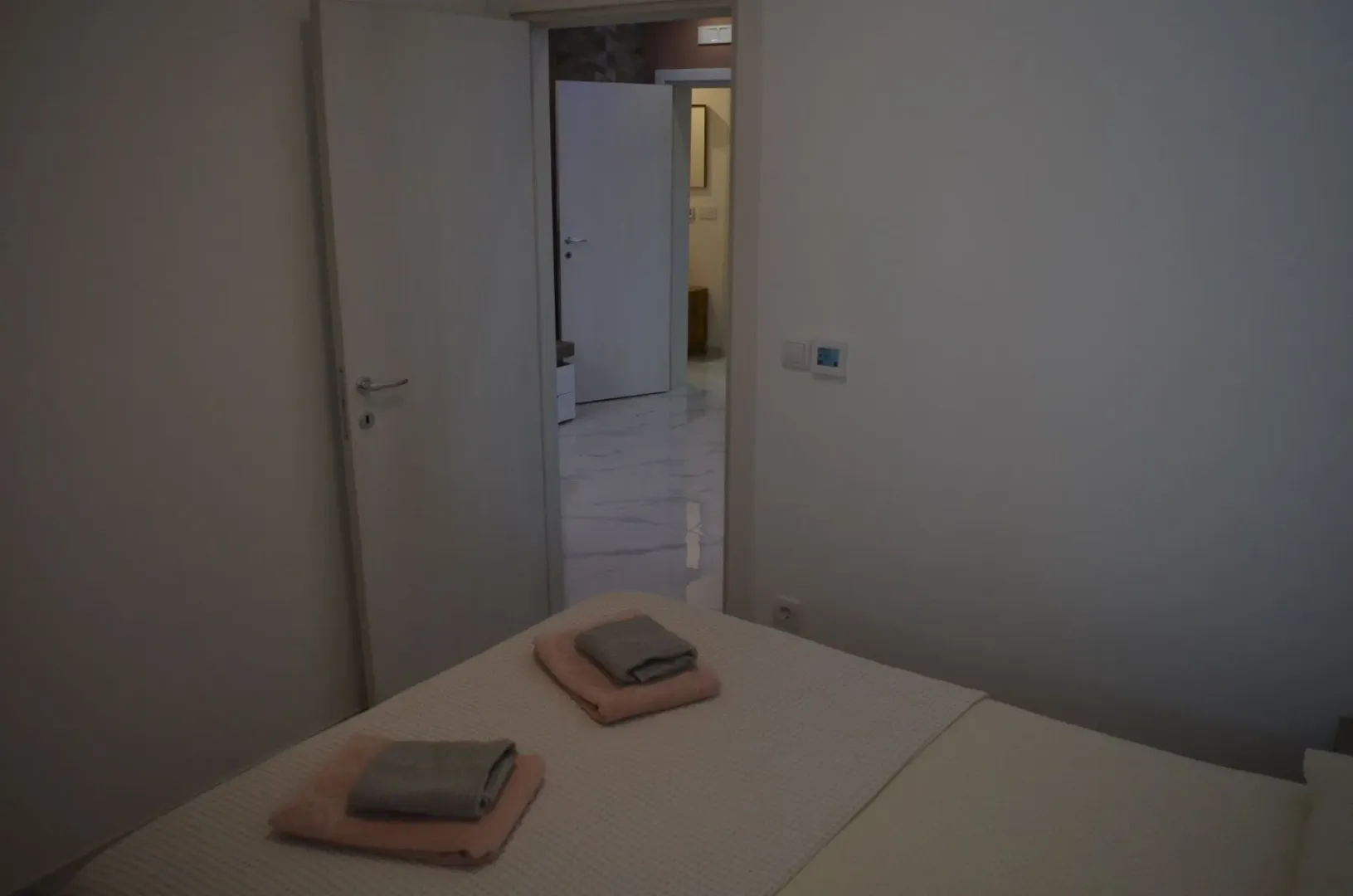 Pogled na krevet sa peškirima u spavaćoj sobi.