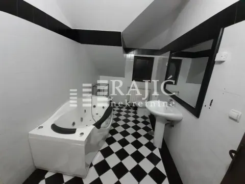Kupatilo sa kadom i crno-belim pločicama. - image 18
