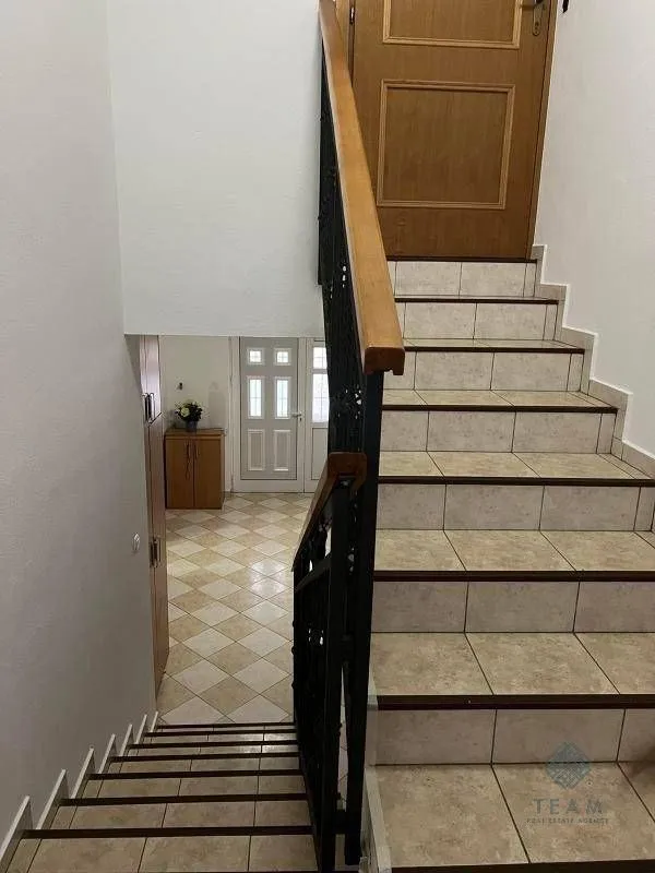 Izdavanje, kuća, 400m², Zlatica, Podgorica