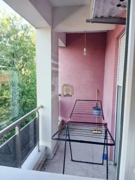 Natkriveni balkon sa sušačem za veš i pogledom na zelenilo. - image 16