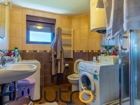 Izdavanje, kuća, 320m², Donja Gorica, Podgorica - image 31