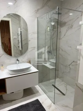 Moderne kupatilo sa tuš kabinom, umivaonikom i velikim ogledalom. - image 7