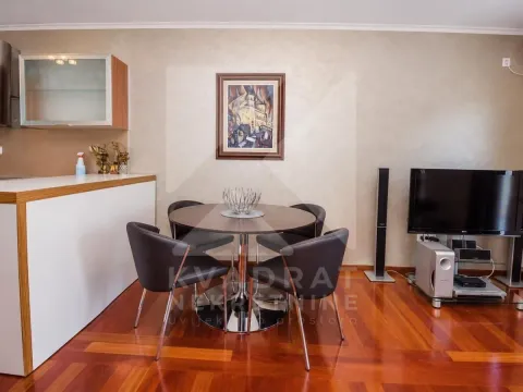 Living room with a dining table and chairs. - image 9