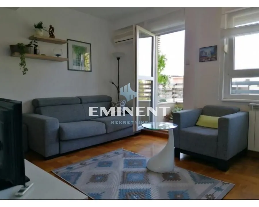 Living room with a sofa set and access to the terrace.