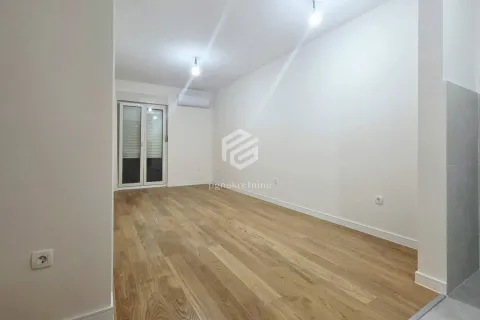 Prazna soba sa laminatom i bijelim zidovima. - image 8