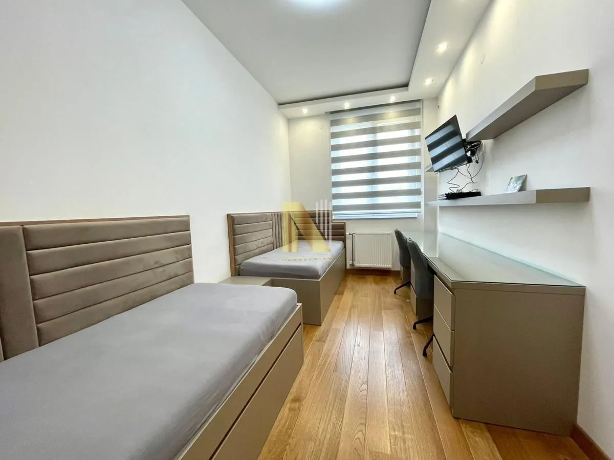 Izdavanje, četvorosoban stan, 140m², Sajmište, Novi Sad