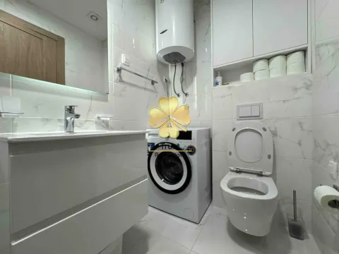 Moderne opremljeno kupatilo sa bijelim pločicama, sanitarijama i veš mašinom. - image 8