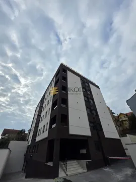 Pogled na spoljašnjost moderne stambene zgrade. - image 16