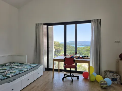 Dječija soba sa krevetom, radnim stolom i velikim staklenim vratima koja vode na balkon. - image 20