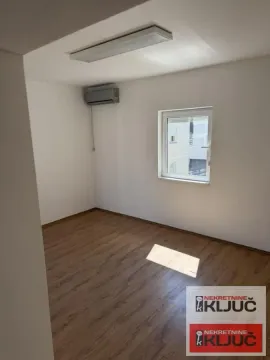 Prazna soba sa laminatom, klima uređajem i prozorom. - image 2