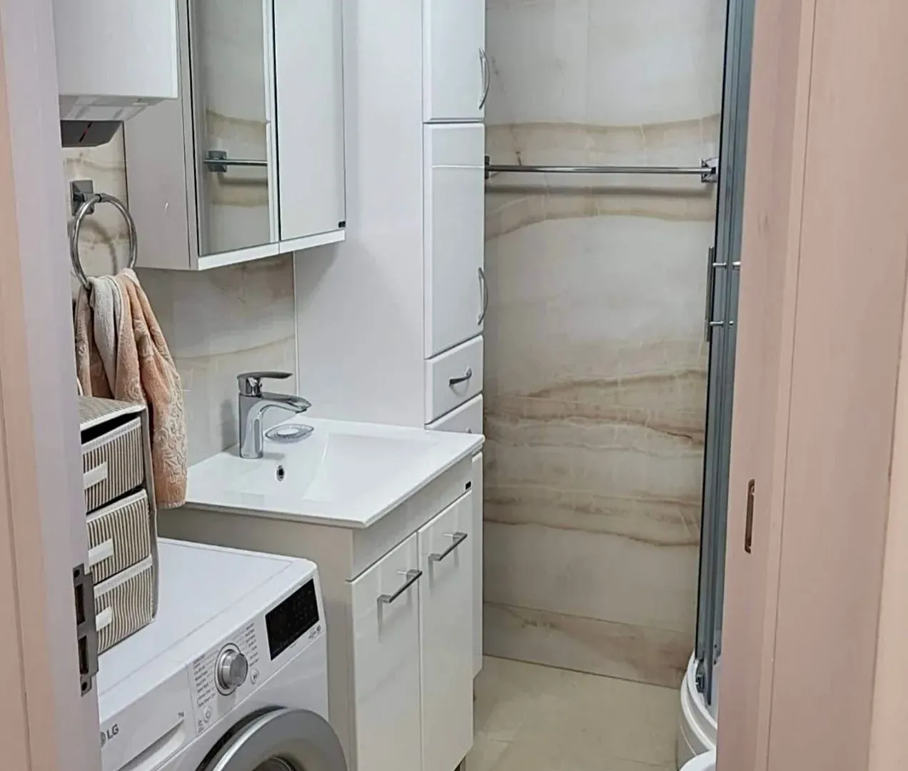 Izdavanje, dvosoban stan, 66m², Centar, Tivat